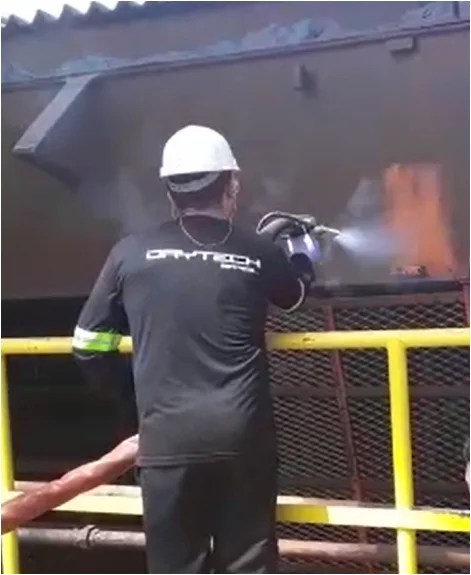 Como o jateamento com gelo seco aumenta a eficiência e reduz custos de manutenção industrial